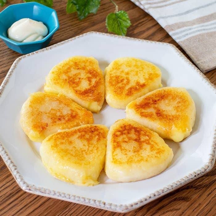 お皿に盛られた焼き目のついたパンケーキと、横に小さなソースの器。