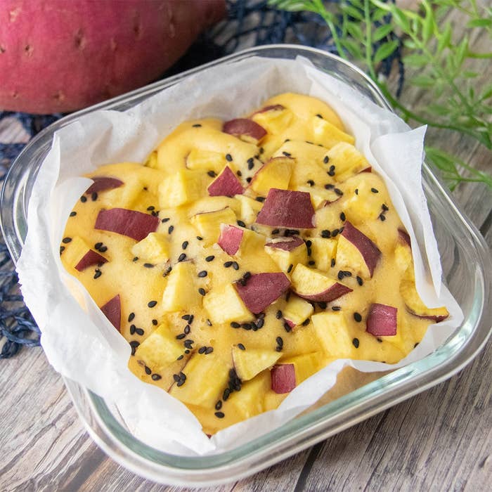 ホットケーキミックスを使って作るさつまいも蒸しパン。上に黒いりごまと角切りのさつまいもがトッピングされている。