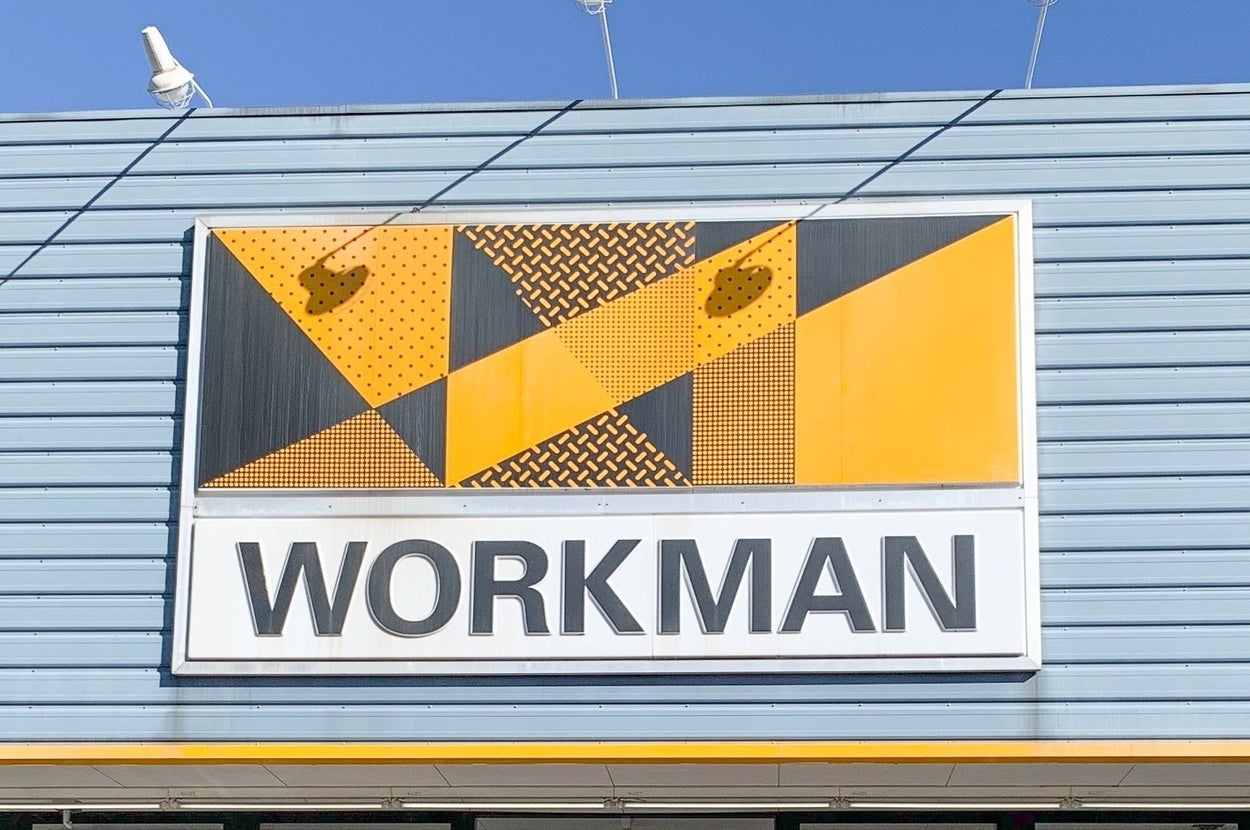 建物の外に「WORKMAN」と書かれた看板が掲げられている。