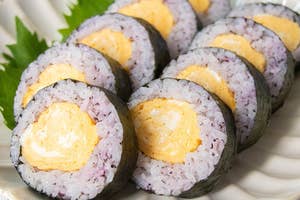 皿に盛られた卵焼き入りのゆかりのり巻き。