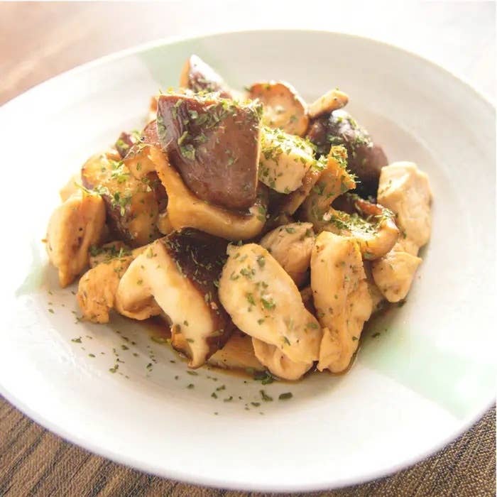 キノコと鶏肉が盛られた料理。刻んだハーブがかかっています。