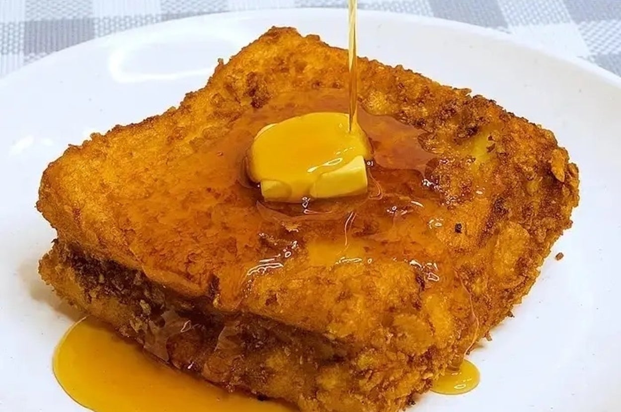 フライドトーストにバターとシロップをかけている様子。