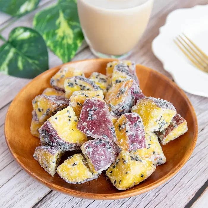 木のプレートに盛られた砂糖がけのさつまいもスナックと飲み物。