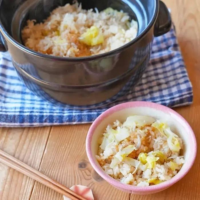 炊飯器で炊いたキャベツとご飯の料理が小鉢に盛られている。和風の料理スタイルが特徴。