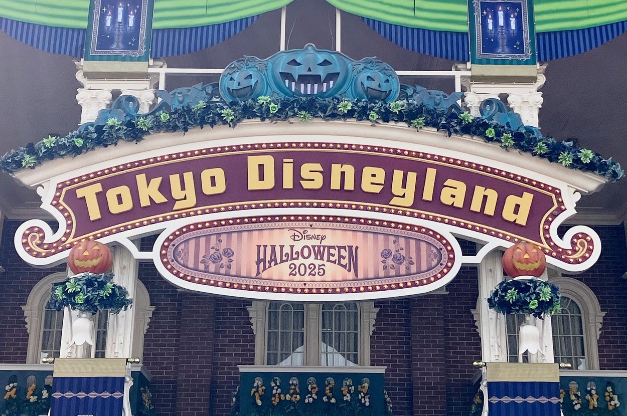 東京ディズニーランドのエントランスが2023年ハロウィーン装飾で飾られている。