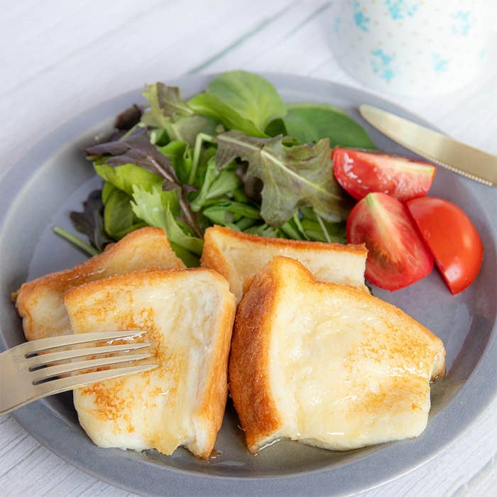 皿にフレンチトーストとサラダ、トマトが盛られた様子。
