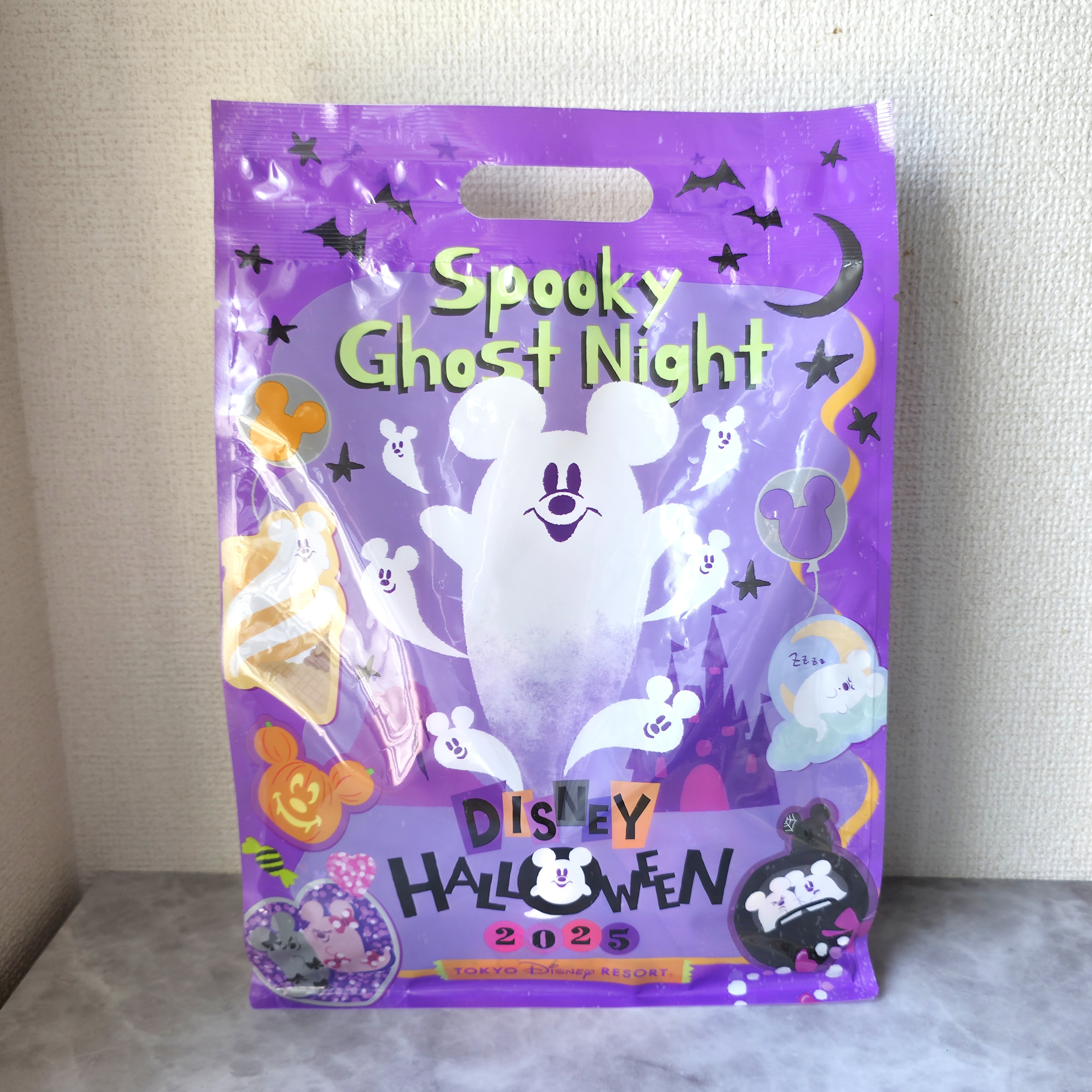 ディズニーのハロウィーンイベント「Spooky Ghost Night 2025」のポスター。白いゴーストのイラストと関連デザインが施されている。
