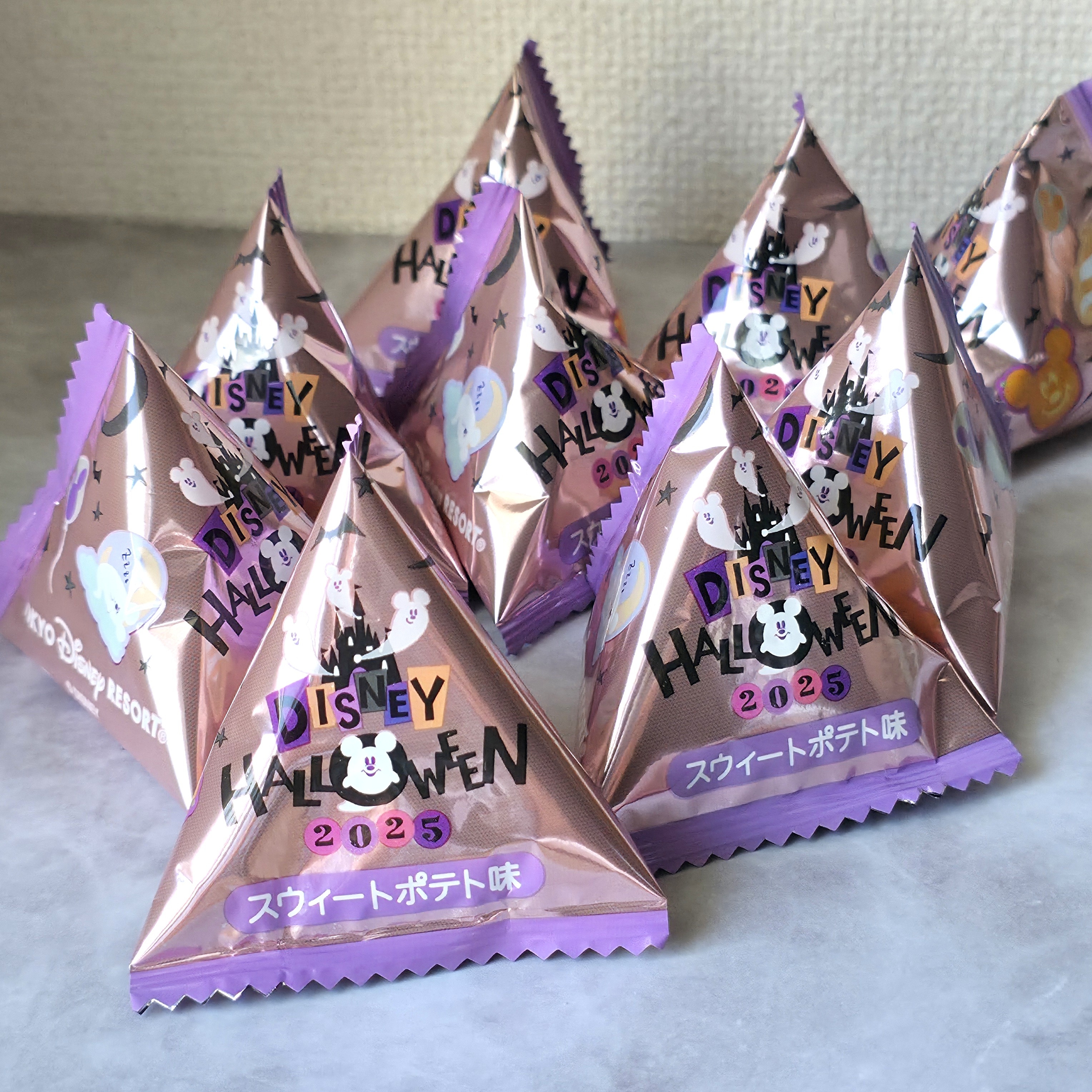 ディズニーのハロウィーン2023スイートポテト味のお菓子パッケージが並んでいる。