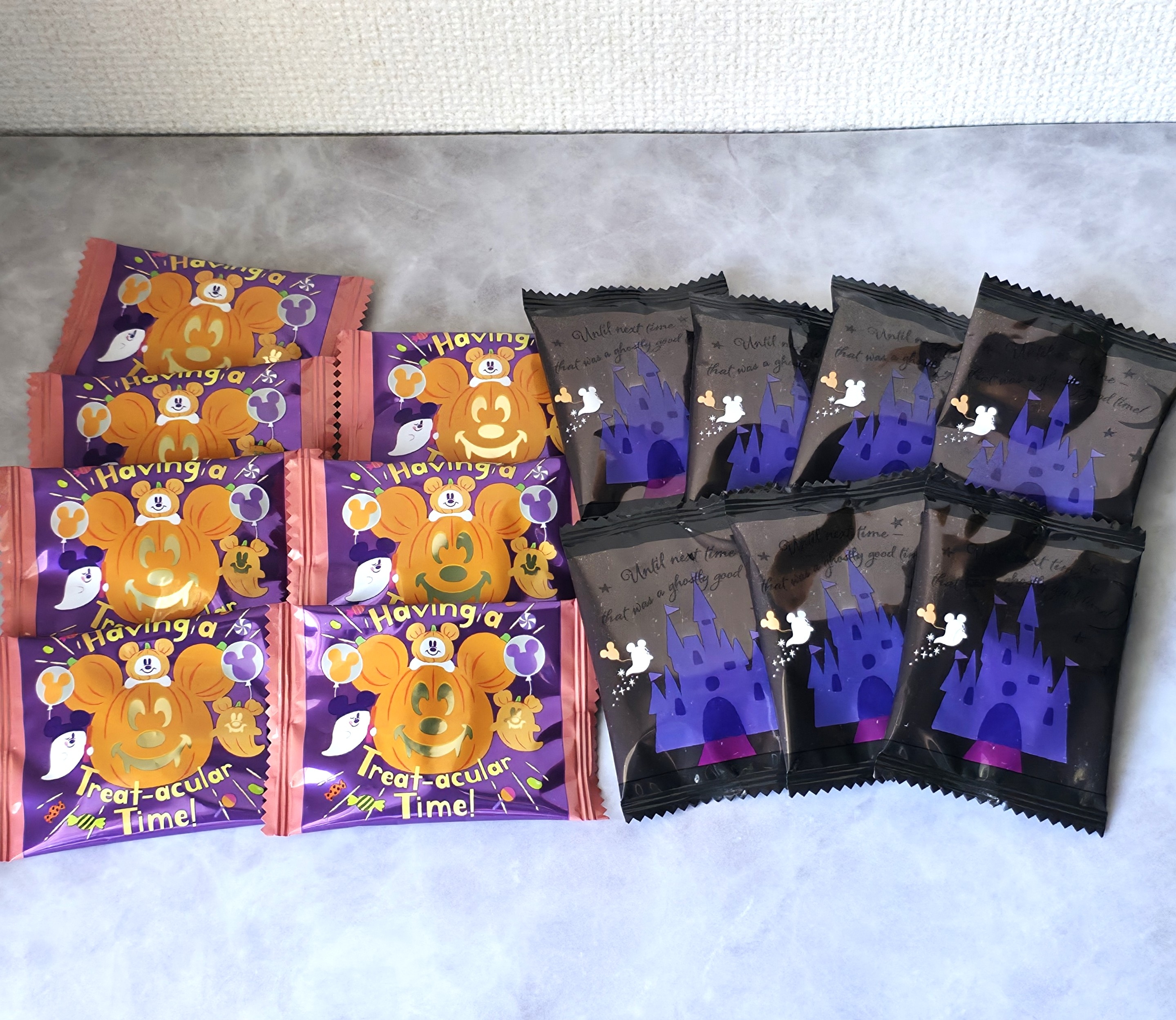 ハロウィンテーマのパッケージに個別包装されたお菓子が並んでいる。