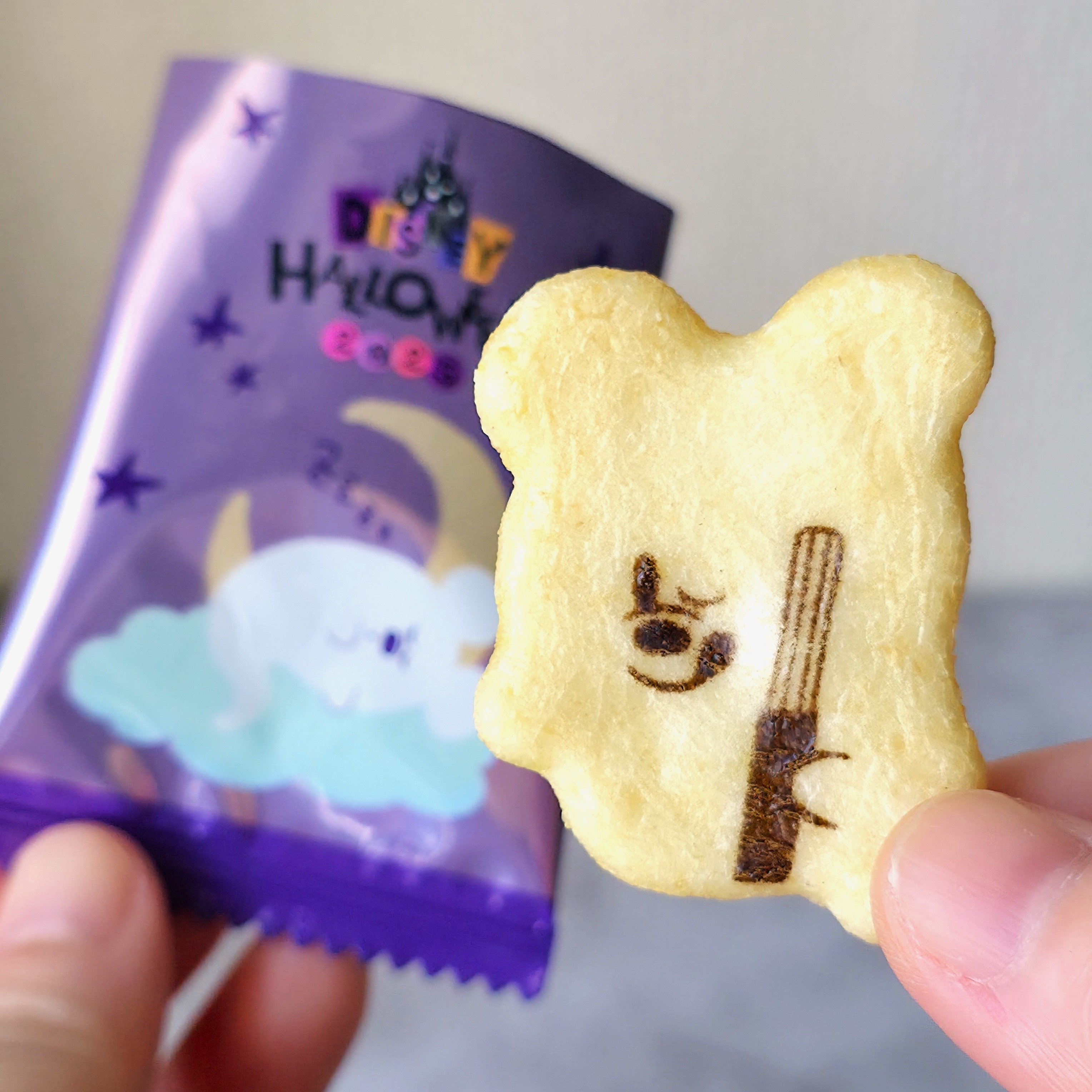 ディズニーのハロウィン用スナック。パッケージとキャラクターの形をしたクッキーが映っています。