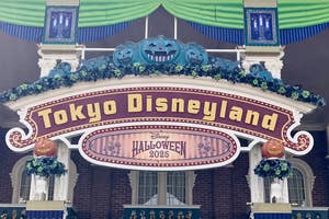 東京ディズニーランドのエントランスにハロウィーン2023の装飾が施されており、カボチャやガーランドが飾られている。
