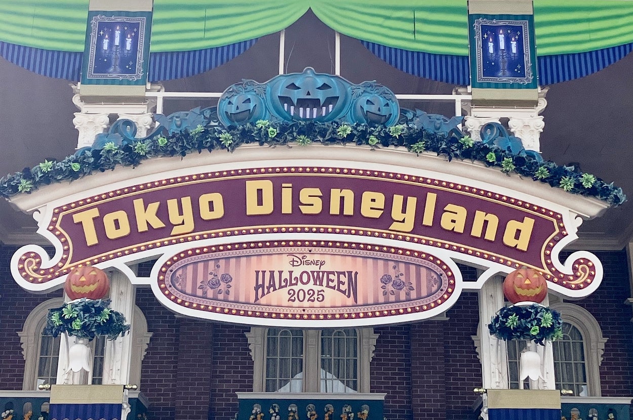東京ディズニーランドのエントランスにハロウィーン2023の装飾が施されており、カボチャやガーランドが飾られている。