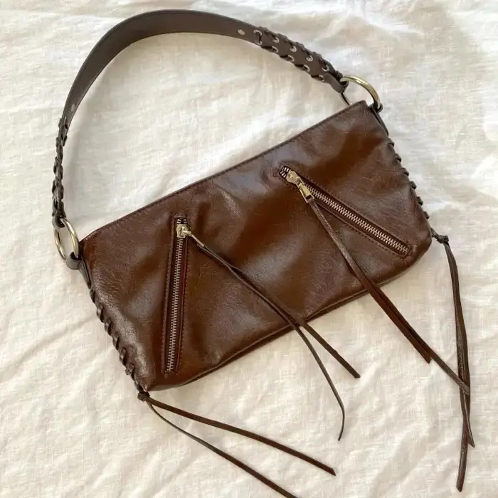 ZARAの「ジッパー付きショルダーバッグ」