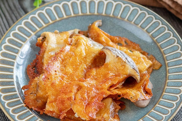 皿に盛られた焼きカリフラワーのグラタン。カリカリの焦げ目が特徴的な一品。