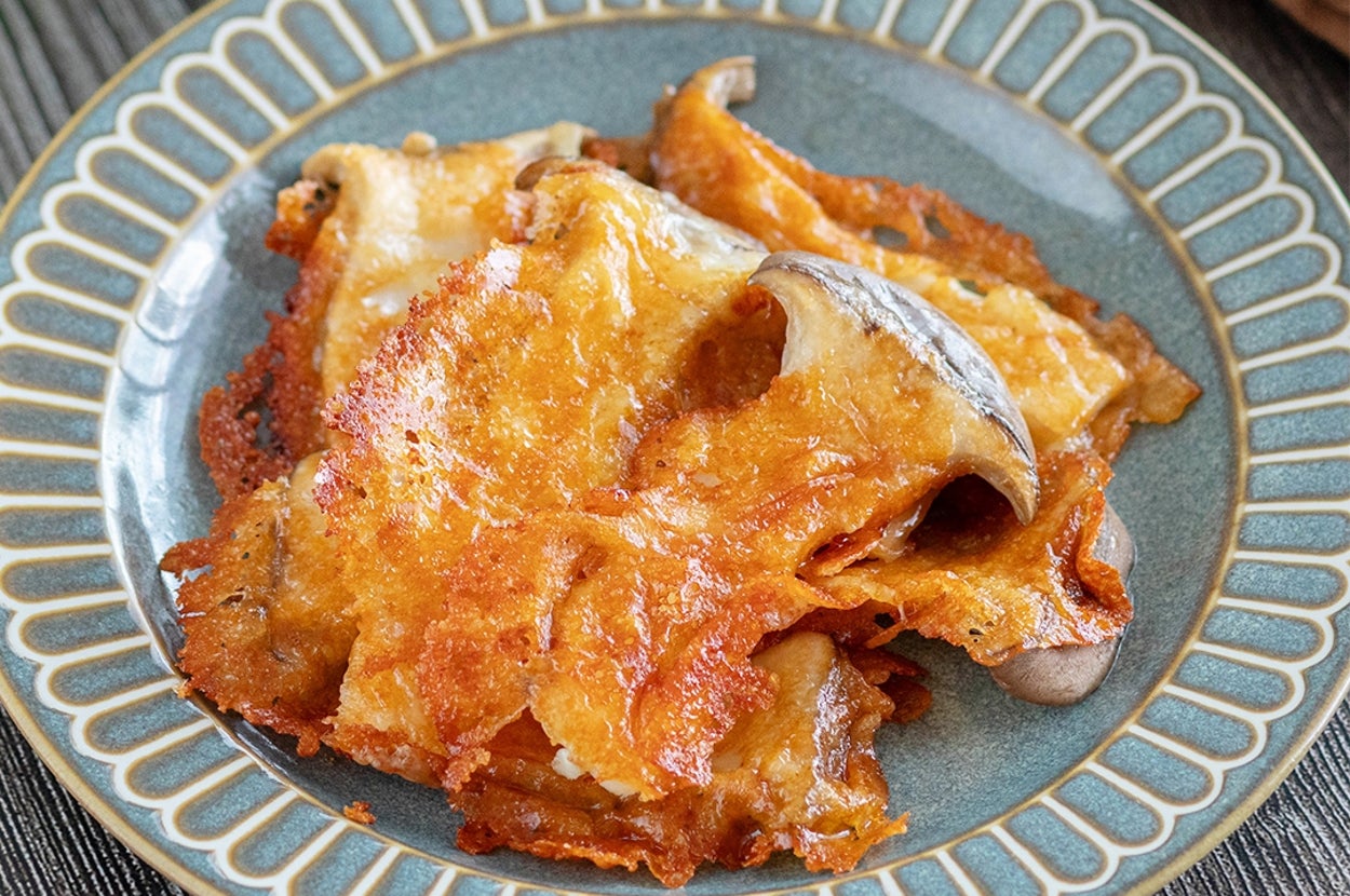 皿に盛られた焼きカリフラワーのグラタン。カリカリの焦げ目が特徴的な一品。