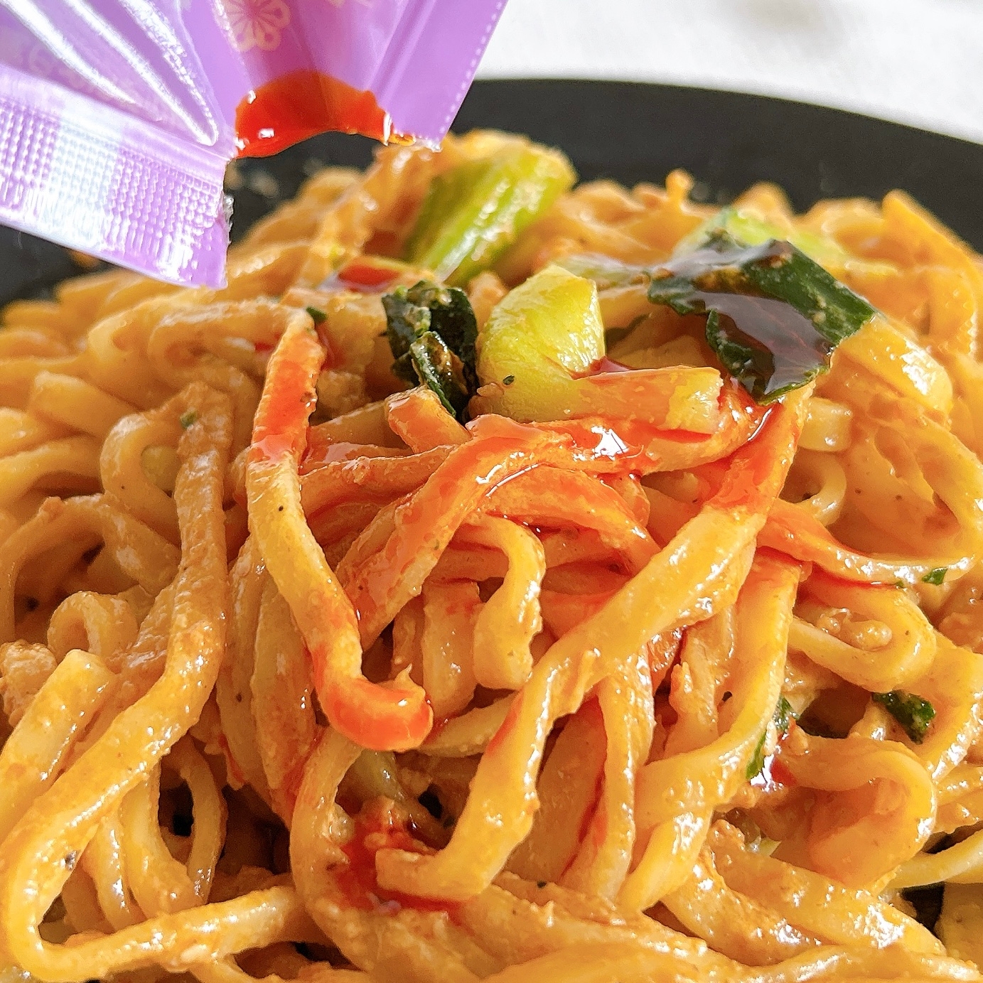 LAWSON(ローソン)の「濃厚胡麻の汁なし担々麺」