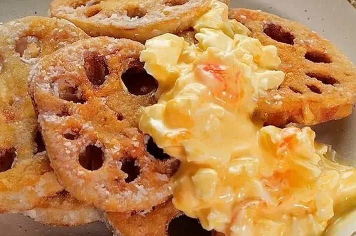 蓮根チップスとポテトサラダが盛られた白い皿。チップスはサクサクして見える。