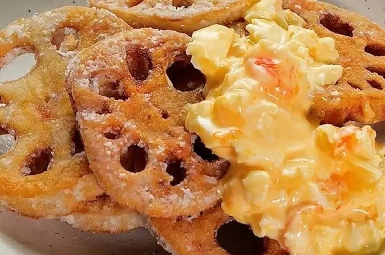 蓮根チップスとポテトサラダが盛られた白い皿。チップスはサクサクして見える。