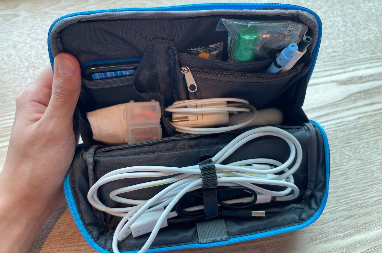 手に持たれたANKERの電子機器ケース。