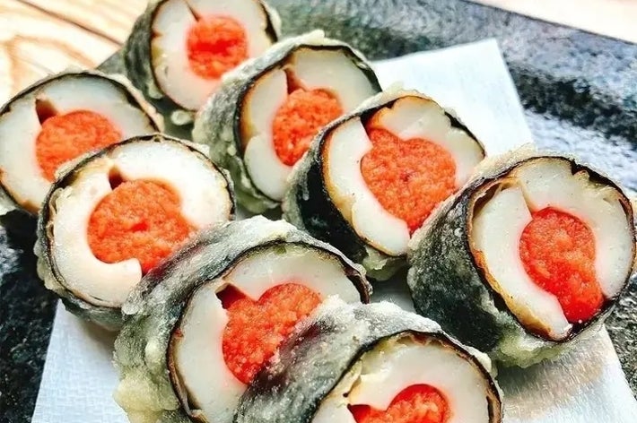 お皿に盛られたサクサクの天ぷら巻き寿司。中には鮮やかな具材が入っており、食欲をそそる見た目です。