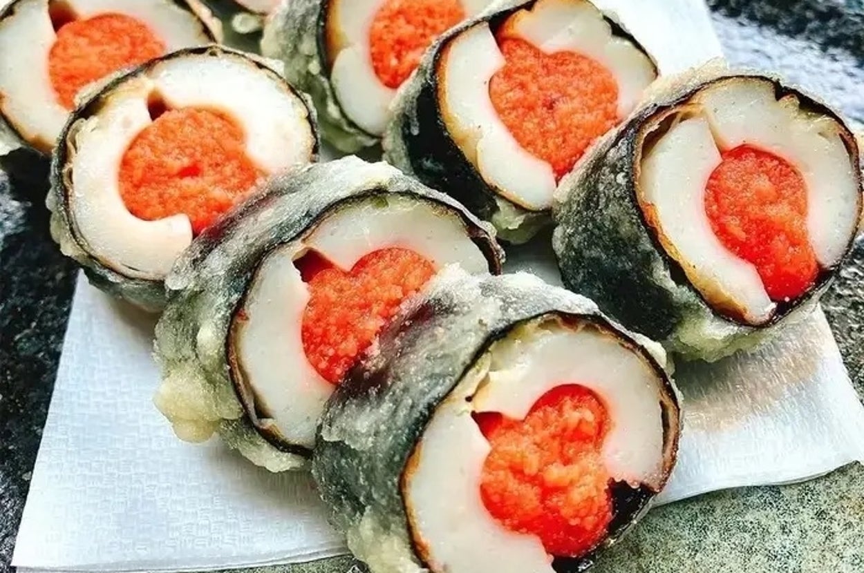 お皿に盛られたサクサクの天ぷら巻き寿司。中には鮮やかな具材が入っており、食欲をそそる見た目です。