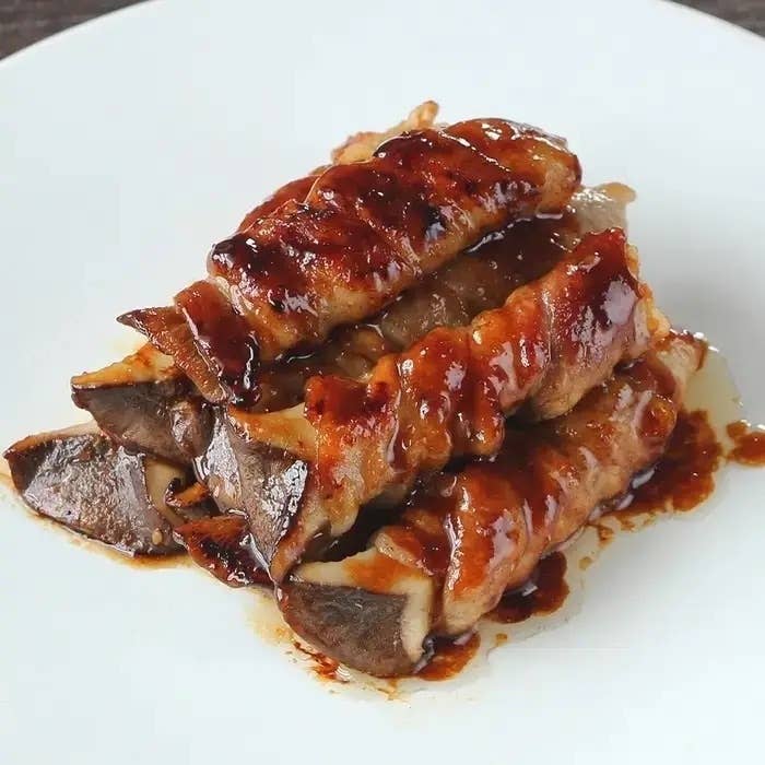 肉の塊を積み重ね、ソースがかかった焼き料理。