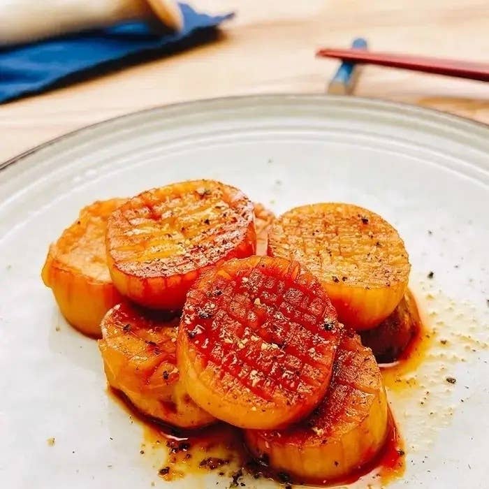皿に盛られた香ばしく焼かれたホタテの料理。