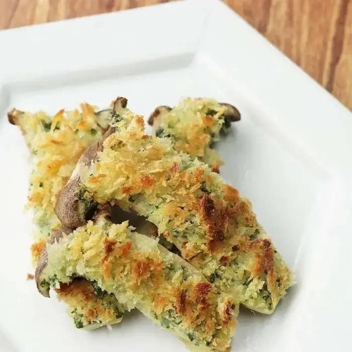パン粉をまぶした椎茸のフライが白い皿に並んでいる。