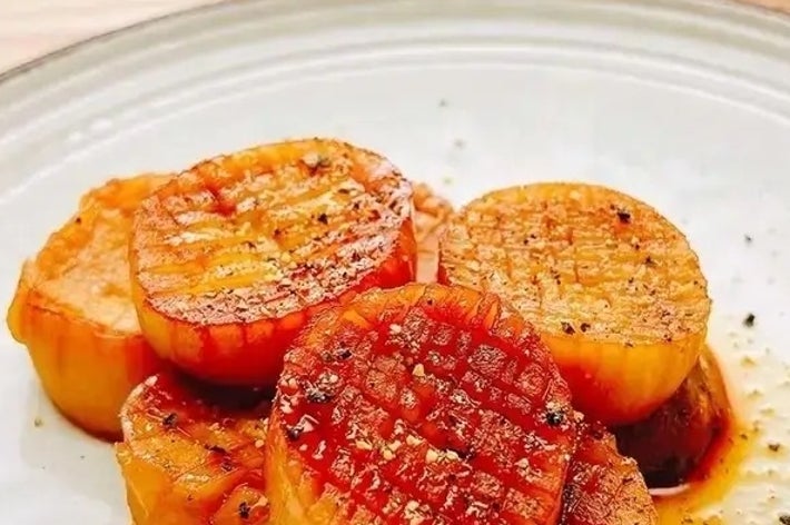 ブラウンソースがかかった焼きホタテが、白い皿に綺麗に並べられている。