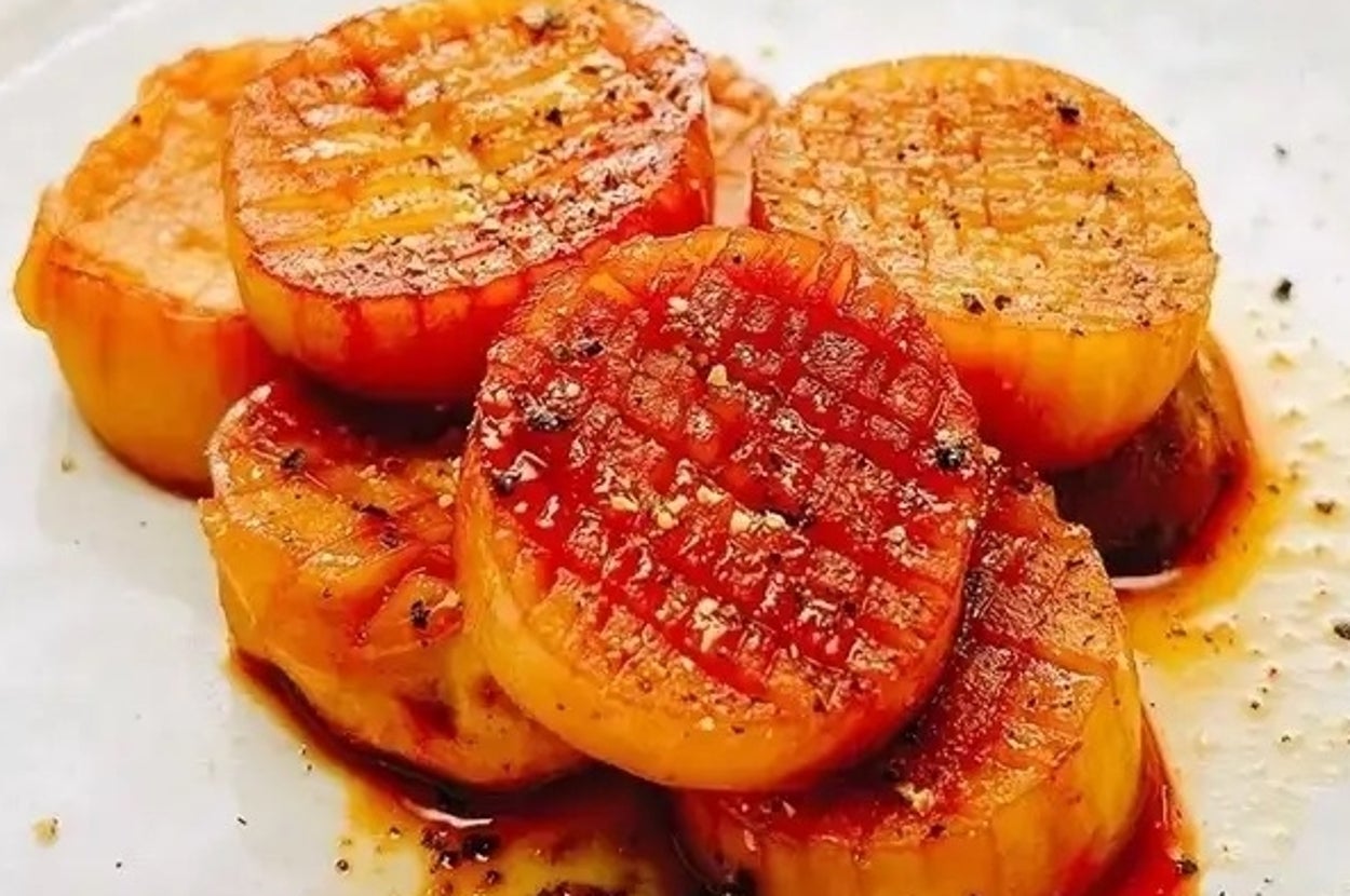 ブラウンソースがかかった焼きホタテが、白い皿に綺麗に並べられている。