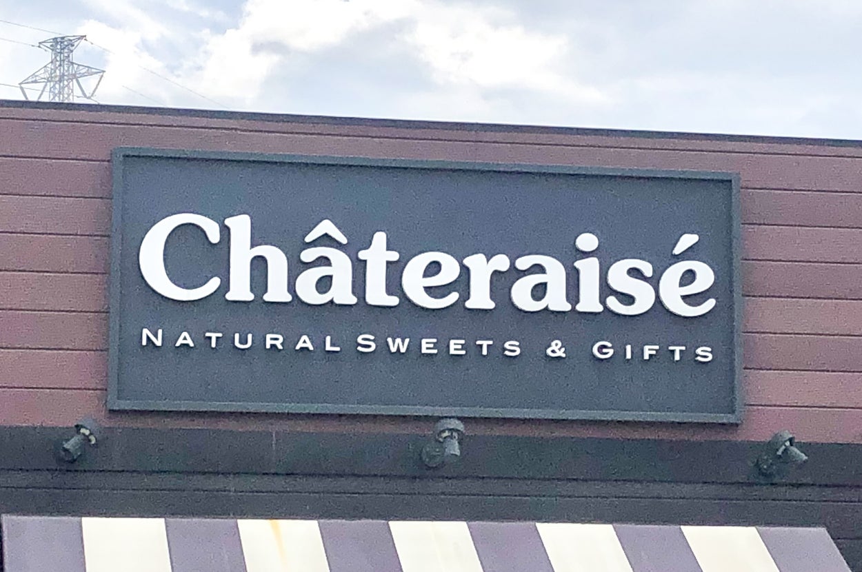 Chateraiseの店舗看板。上部に「Chateraise」、下部に「NATURAL SWEETS & GIFTS」と書かれている。