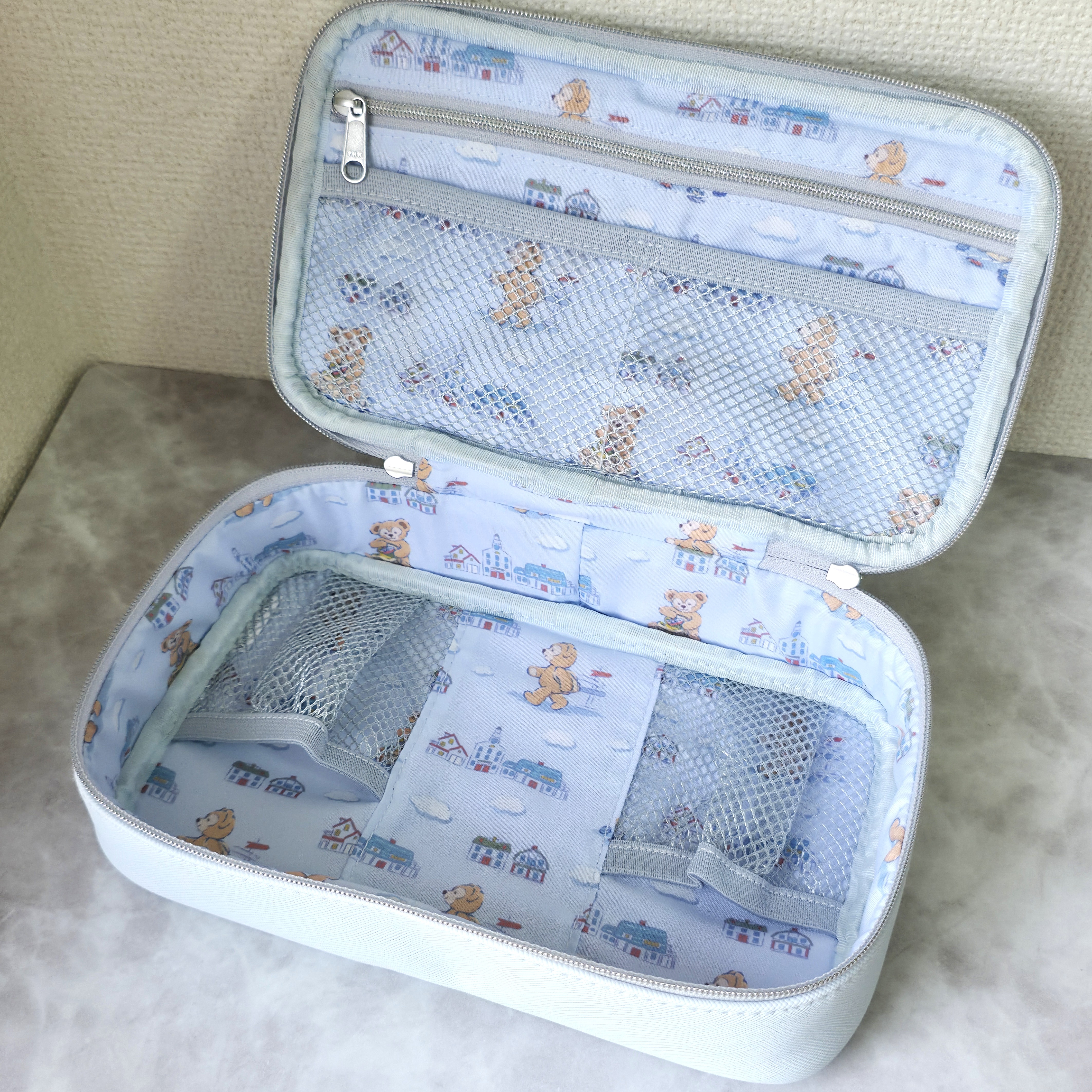 待って、さすがに可愛すぎん？ディズニーシー限定の「ダッフィーポーチ