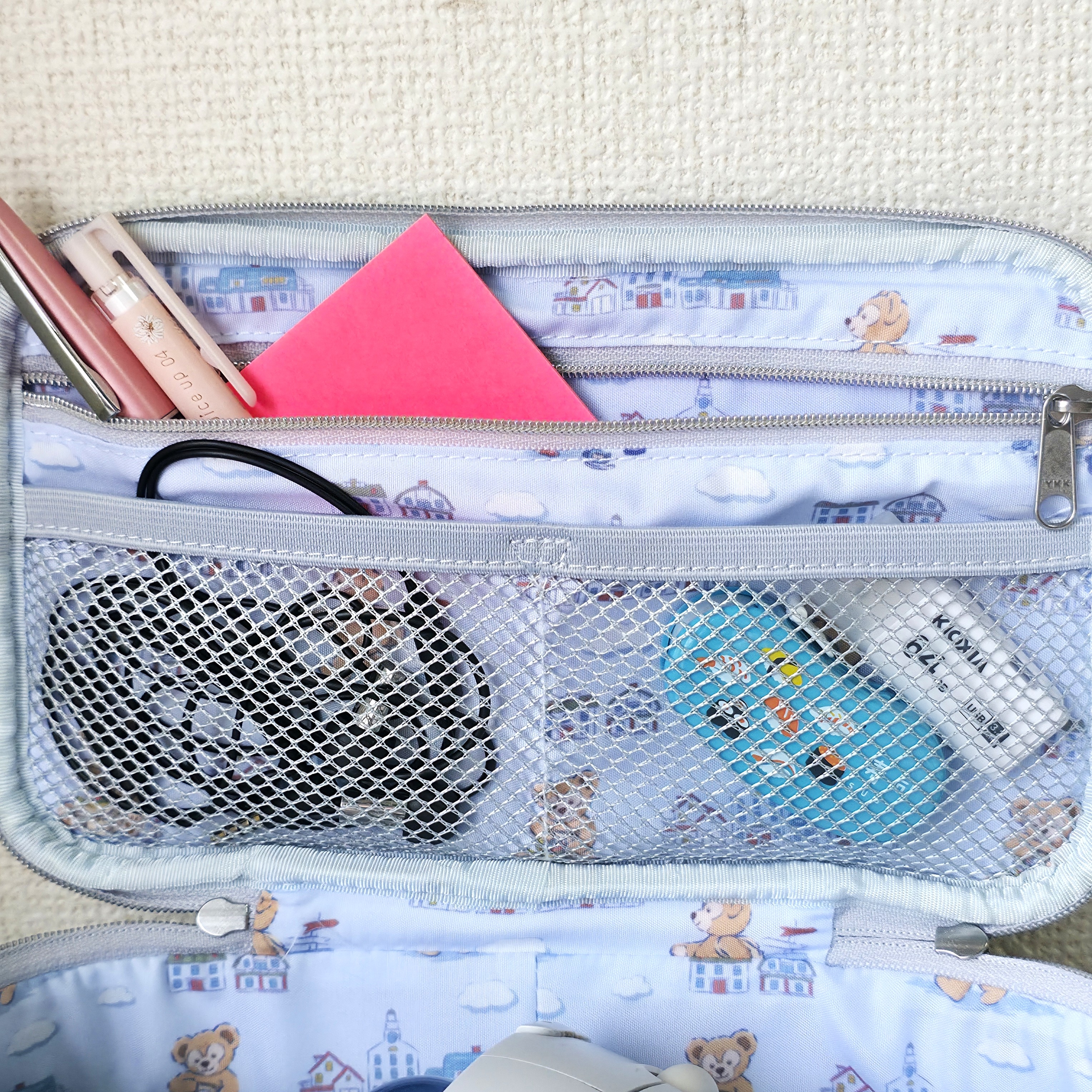 待って、さすがに可愛すぎん？ディズニーシー限定の「ダッフィーポーチ