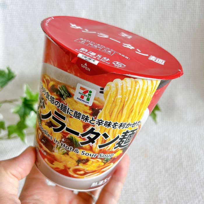 セブン-イレブンの「7プレミアム サンラータン麺」