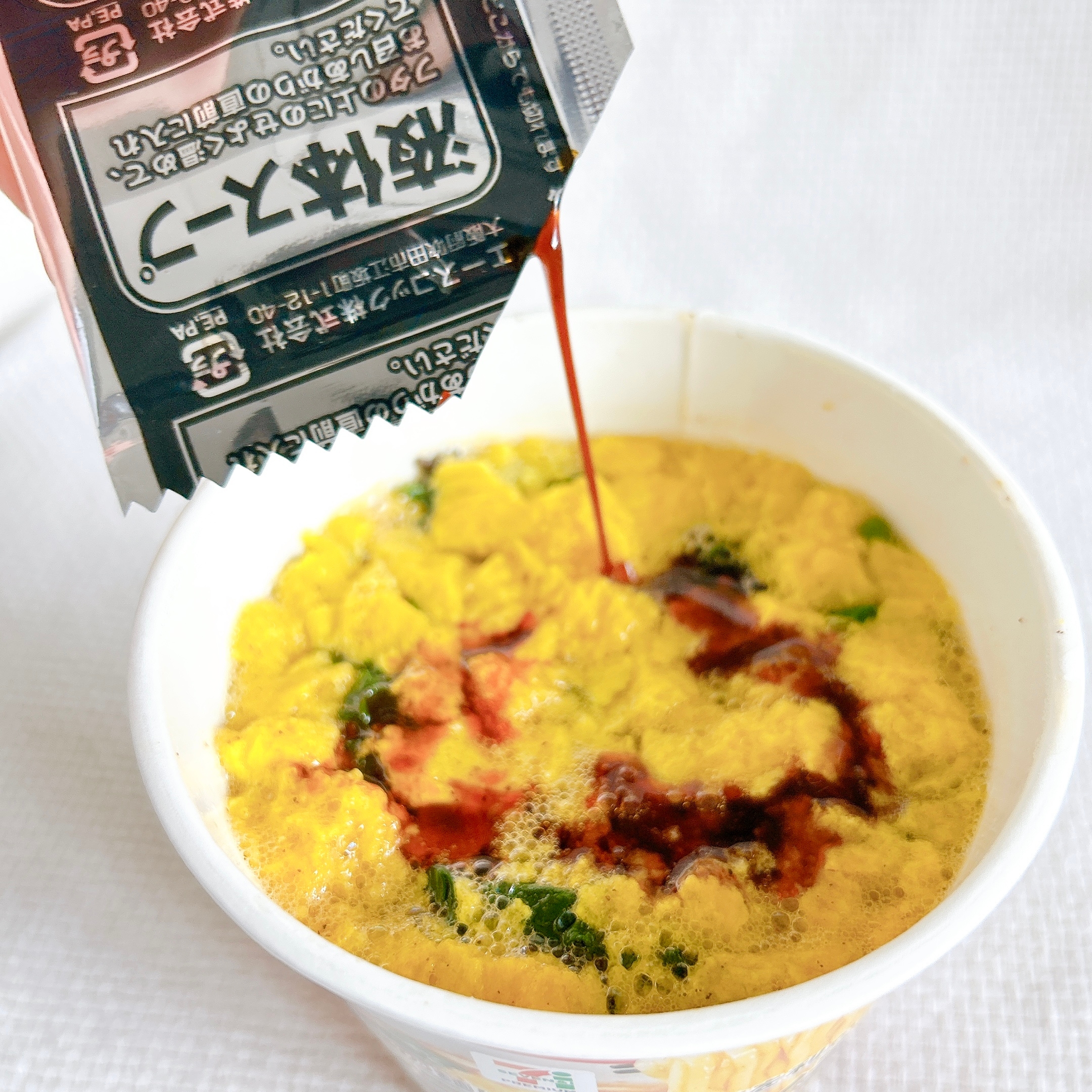セブン-イレブンの「7プレミアム サンラータン麺」
