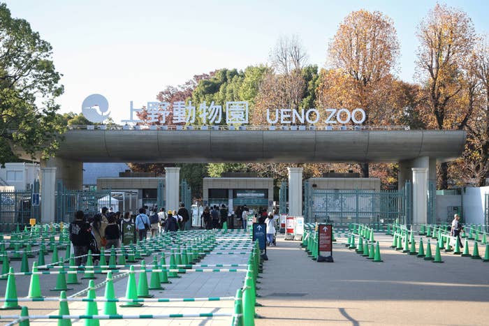 上野動物園の入り口=24日、東京都台東区(時事通信社)