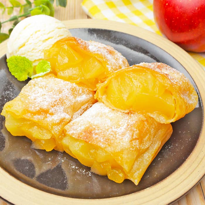 プレートに盛られた焼きリンゴペストリーとアイスクリームが添えられたデザート。