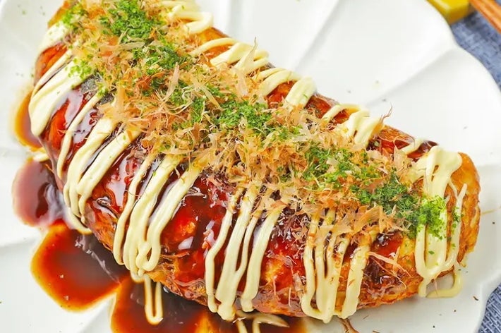 皿に盛られたキャベツと卵のお好み焼き。ソースとマヨネーズがかかり、青のりとかつお節がトッピングされています。