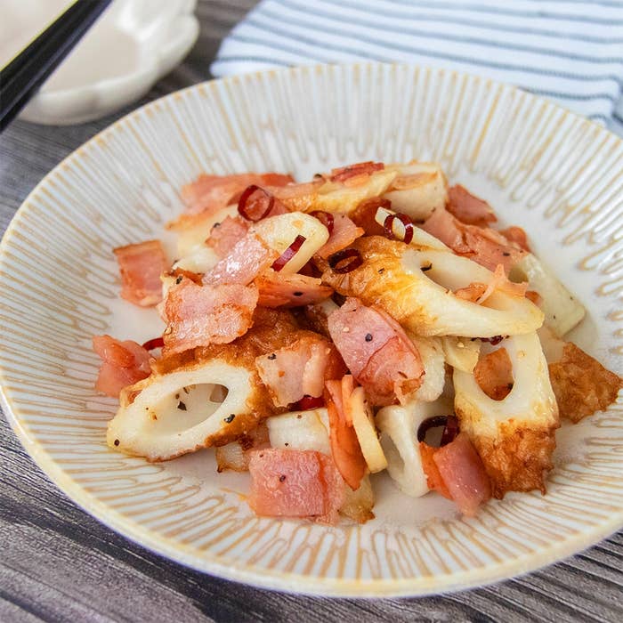 皿に盛られたちくわとベーコンのペペロンチーノ料理。輪切り唐辛子が飾られています。