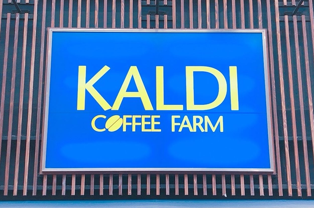 店舗の外観に「KALDI COFFEE FARM」の看板。下には「SPRING MARKET」の文字が見える。