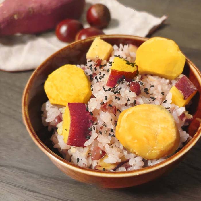 さつまいもと栗の炊き込みご飯。上に黒ゴマがトッピングされています。
