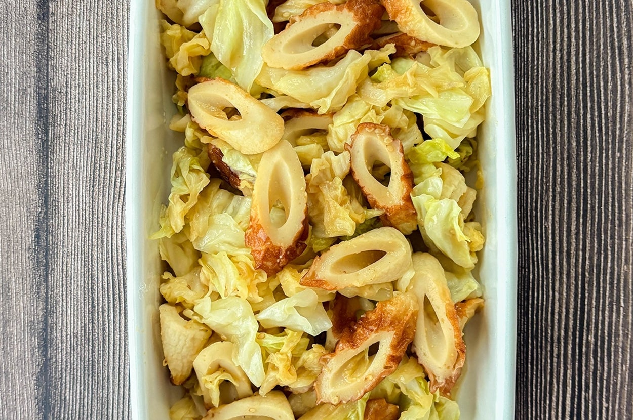 キャベツとちくわのみそ炒めがホーローに盛られている。