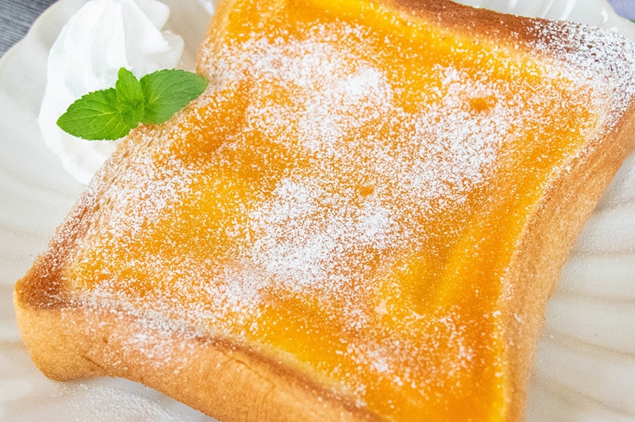皿にのったかぼちゃプリンが入ったトースト、ホイップクリームとミントが添えてある。