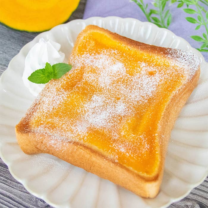 食パンにかぼちゃクリームを入れて焼いたかぼちゃプリントースト。ホイップクリームとミントが添えてある。