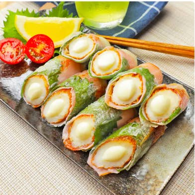 皿に盛られたチーズが入った食材。
