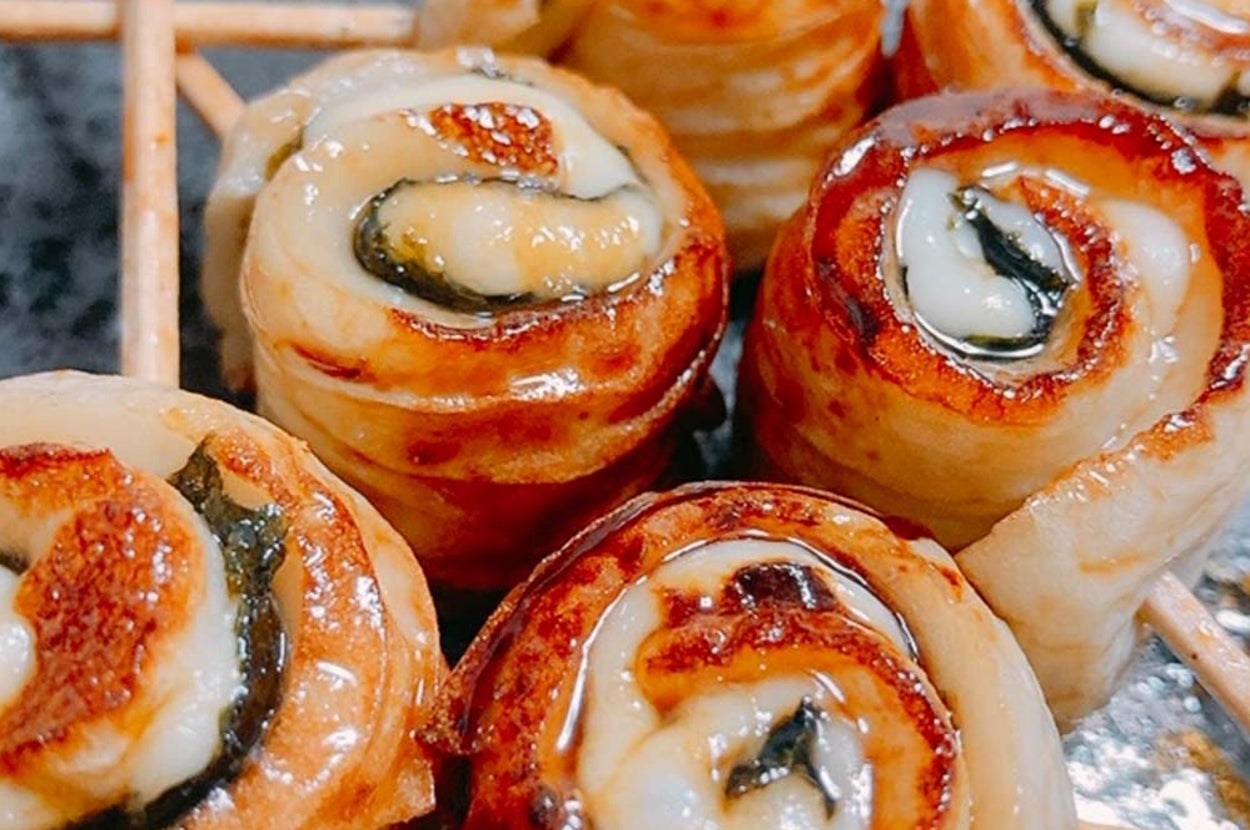 日本の焼き鳥風串焼き料理、ベーコンに巻かれたチーズがトッピングされたロール型。