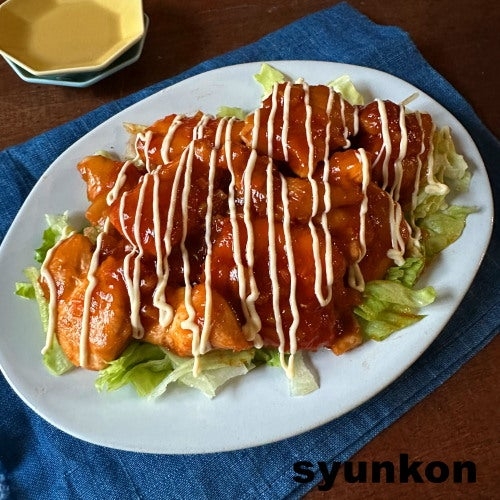 皿に照り焼きチキンが盛られ、レタスの上に載っています。上にはマヨネーズがかけられています。