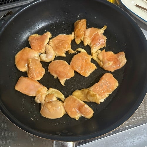 フライパンで調理中の鶏肉のスライス。