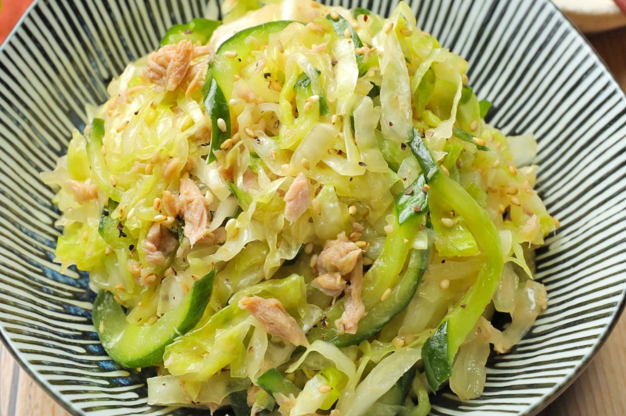 野菜とツナのサラダが美しく盛られたお皿。キャベツ、きゅうり、ゴマが見える。