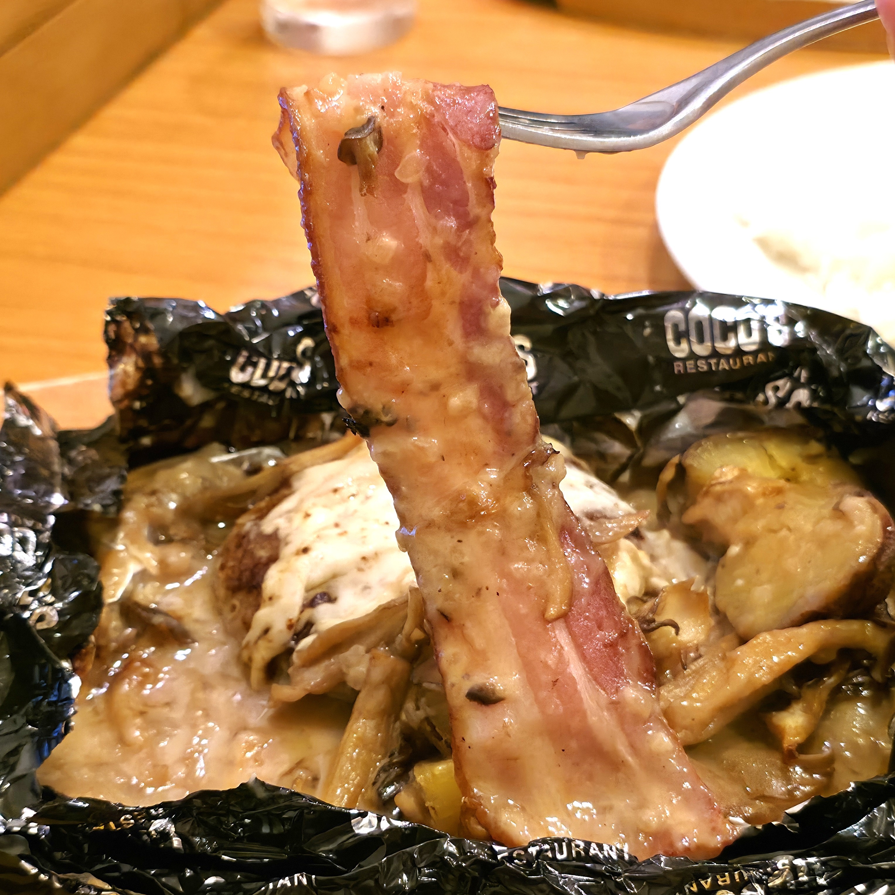 COCO&#x27;S（ココス）「きのこと燻製ベーコンのクリーム包み焼きハンバーグ ライスorパン付き」